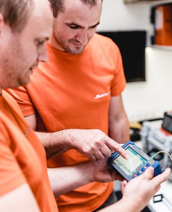 Zwei Handwerker bei der Arbeit